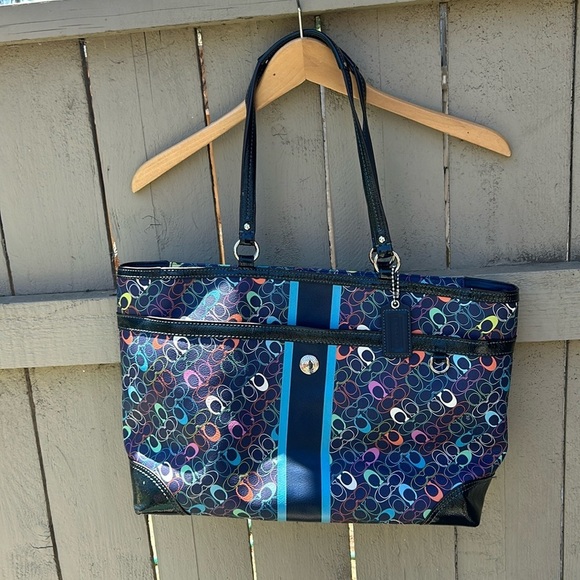 Coach Handbags - Coach Signature Chelsea Heritage Navy Zip Bag Large Purse in Excellent Condition